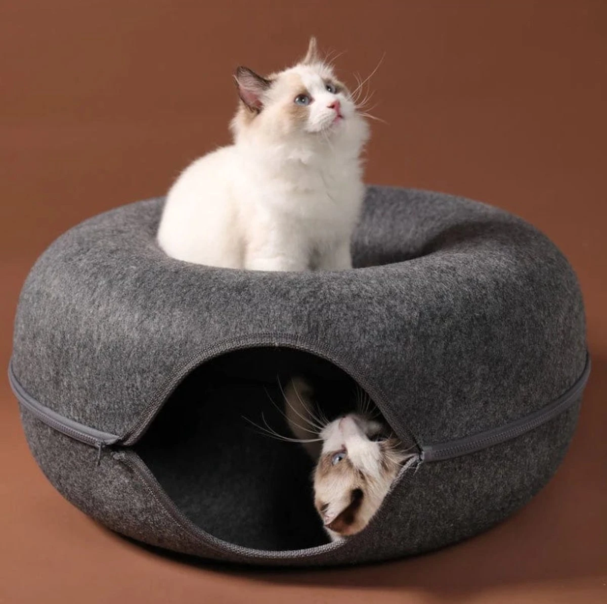 Merkloos A.K.A. Kattentunnel En Kattenmand In-1 – Kattenspeelgoed Speeltunnel Kattenhuis – Kattenhol Rond Kattenspeeltjes - Cat Cave Donut - Antraciet Vilt 4 Merkloos A.K.A. Kattentunnel En Kattenmand In-1 – Kattenspeelgoed Speeltunnel Kattenhuis – Kattenhol Rond Kattenspeeltjes - Cat Cave Donut - Antraciet Vilt - Afbeelding 4